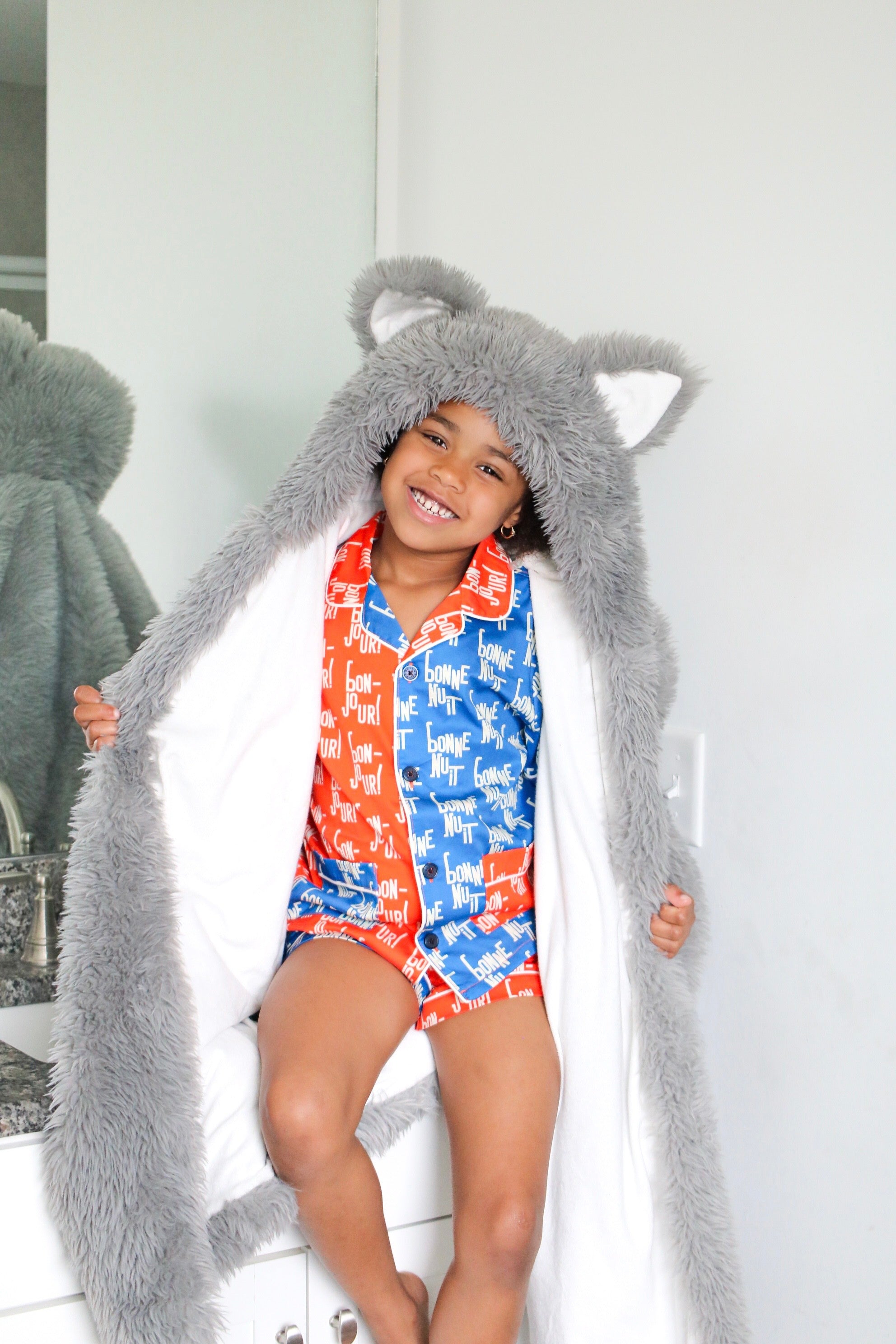 Hooded Howler lifestyle photo